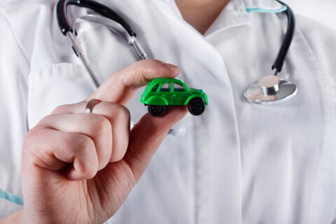 Verkehrsmedizin - Arzt mit Spielzeugauto in der Hand