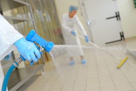 Hygiene - Reinigungskräfte bei der Arbeit