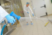 Hygiene - Reinigungskräfte bei der Arbeit